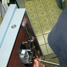 ремонт дверей сейфа