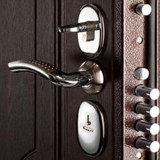 установка замка в дверь